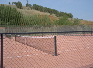 Строительство теннисных кортов: монтаж ограждения